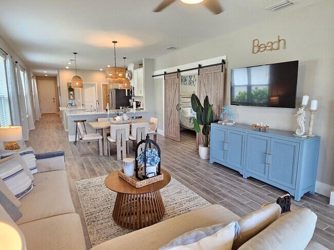 Building Photo - Annual Furnished or Seasonal Short-Term 4 Bedroom 2.5 Bathroom Home in Palmero!