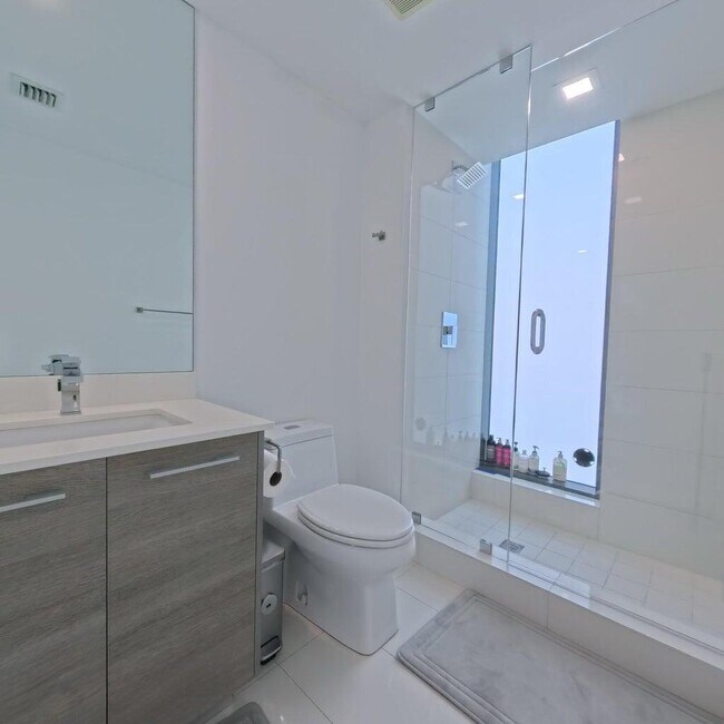 Building Photo - 650 NE 32nd St