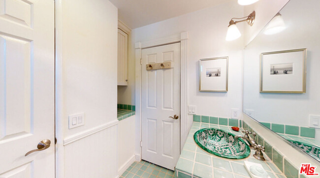 Upstairs Bath - 2622 2nd St