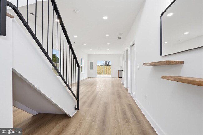 Building Photo - 31 Swan Ln