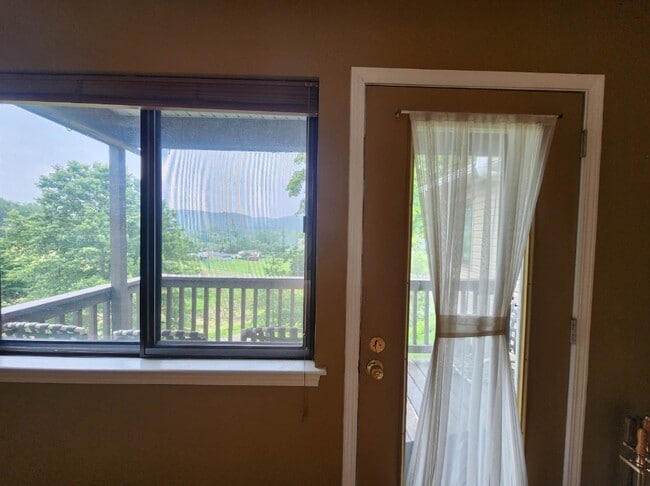 Building Photo - 184 Ridgeview St