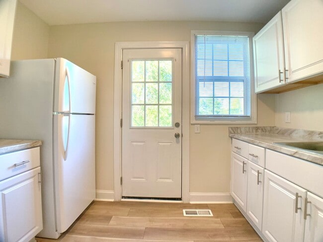 Building Photo - 47 Maple St