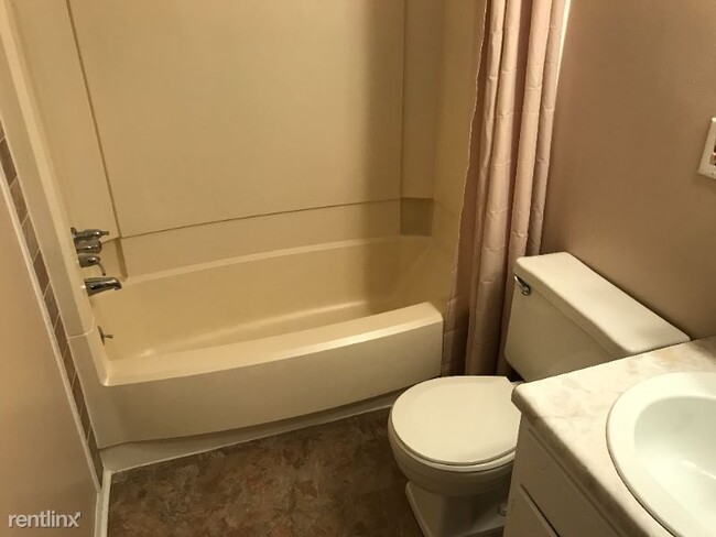 Building Photo - 2 br, 1.5 bath Condo - Peppertree Ln Condo