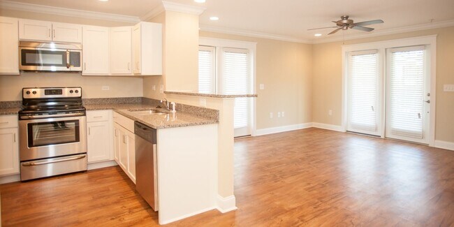 Building Photo - 3 Bedroom Townhouse at the Woodlands - END UNIT * only $500 deposit - End Unit
