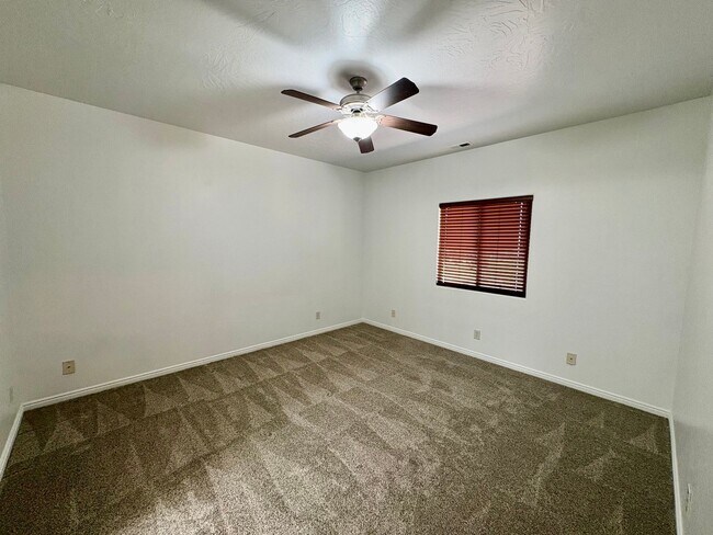 Building Photo - 520 N 2480 W