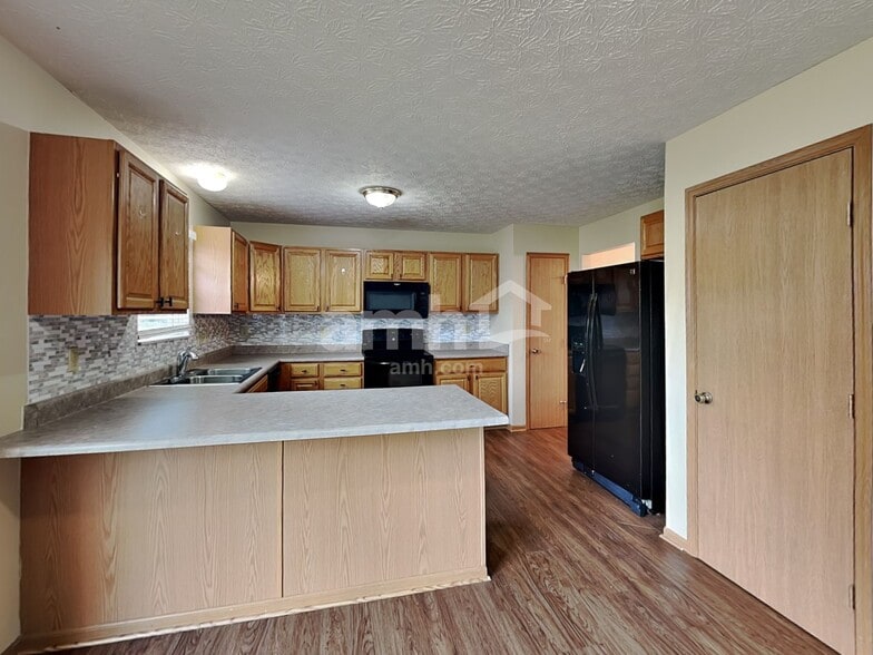 Building Photo - 452 Crestmoore Dr