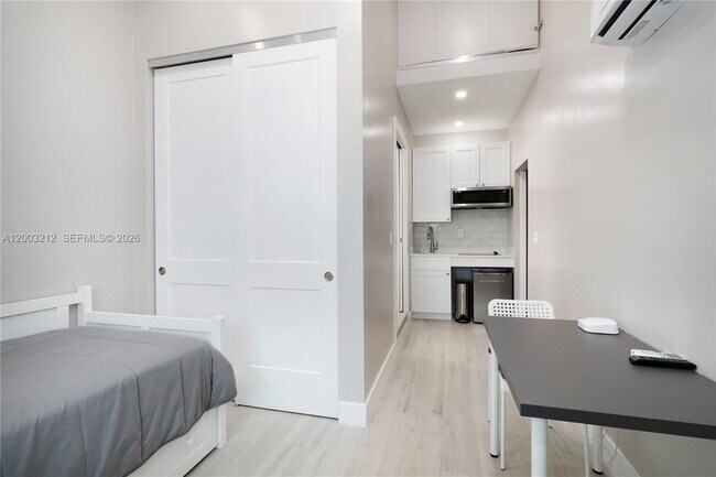 Building Photo - 2368 SW 21st St