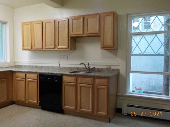 Building Photo - Available 6/1/25 Charming Two Story Single...