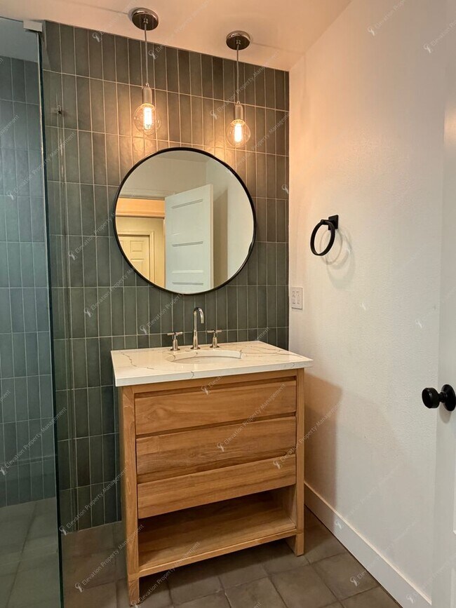 Building Photo - Find a piece of serenity in Historic Old Bend! (Unfurnished)