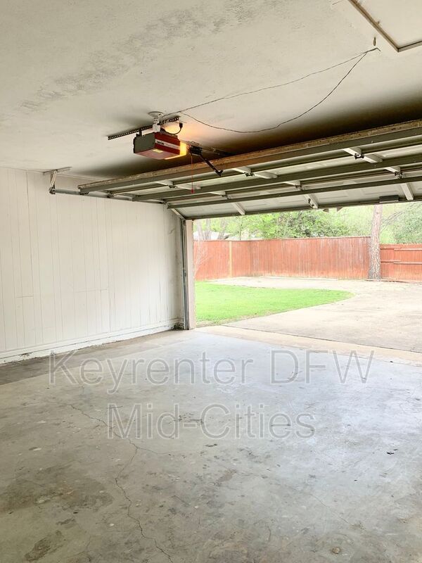 Building Photo - 505 E Scotland Dr