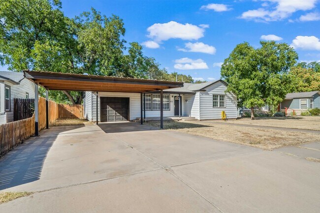 Building Photo - Vintage Home in Medical District *HALF-OFF...