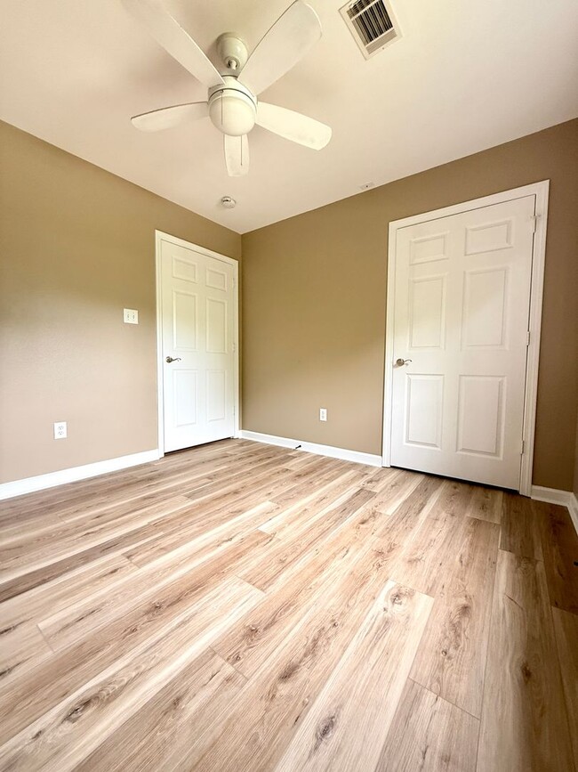 Building Photo - Charming 3-Bedroom Home in Peaceful Apostl...