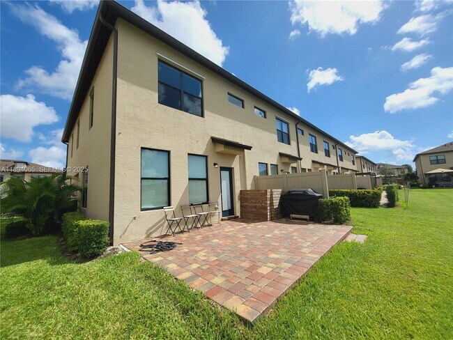 Building Photo - 2820 Troubadour St