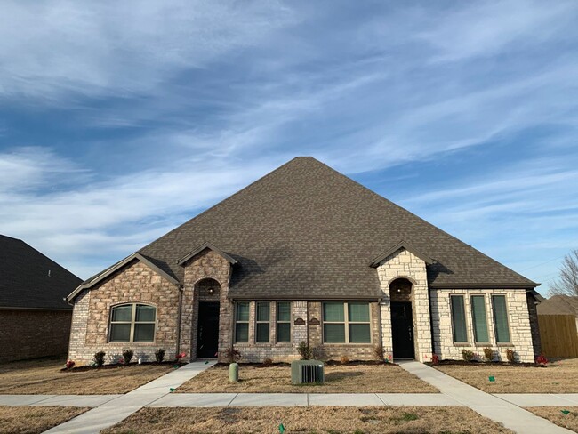 Building Photo - Executive Townhome in Bentonville