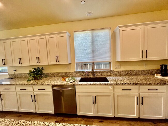 Building Photo - Awesome 3 Bedroom Home for Rent in West Ro...