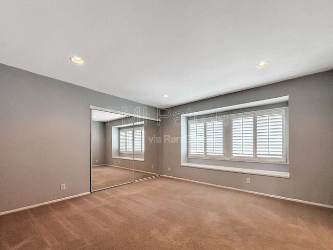 Building Photo - 5147 E Los Flores St