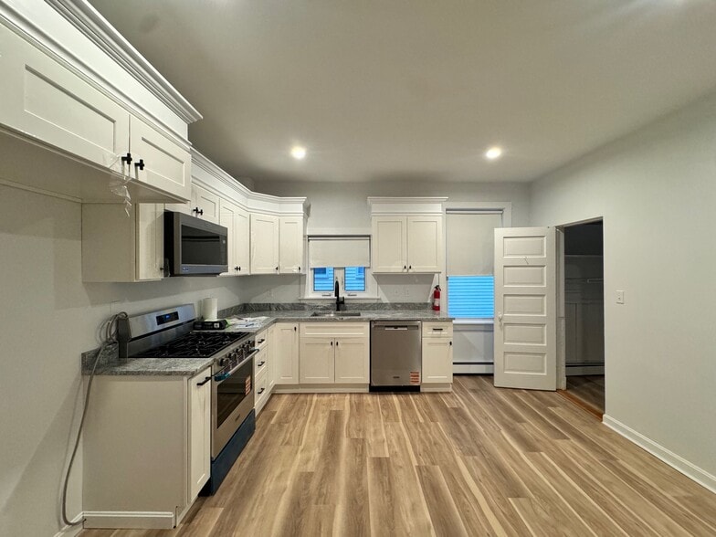 Building Photo - 136 Sharon St