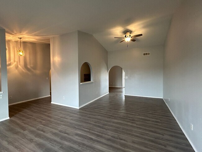 Building Photo - Horse Property in Golden Hills