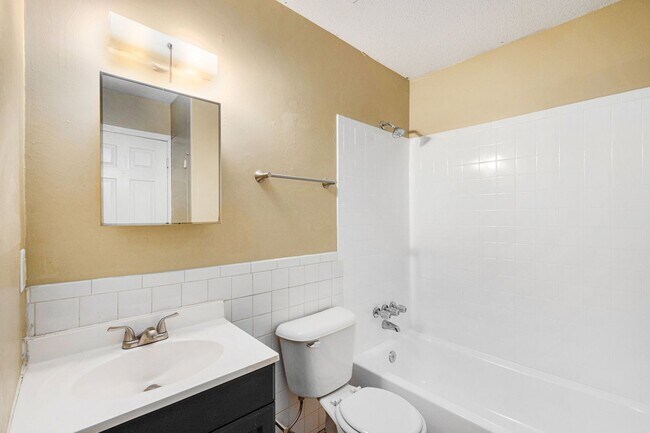 Building Photo - Beautiful 2BR/1BA Duplex in Independence!