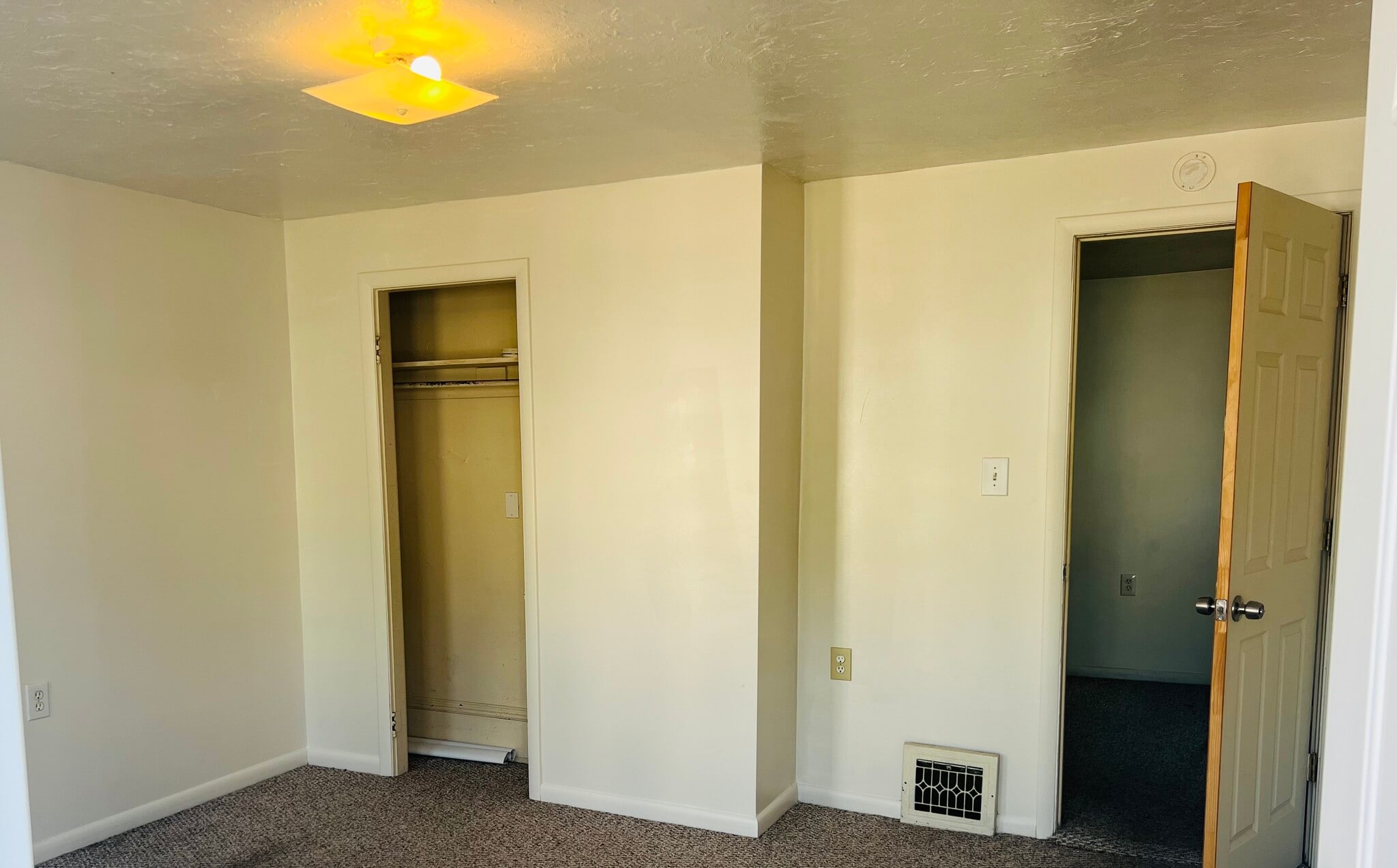 Front bedroom with closet - 1926 E 123rd St