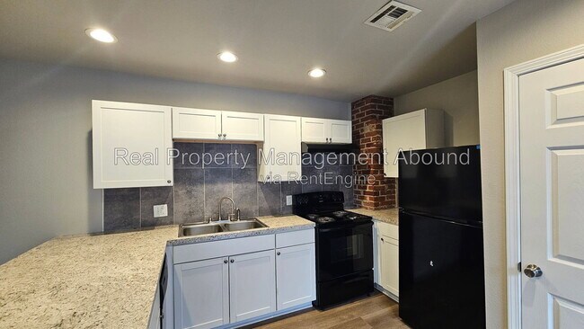 Building Photo - 727 S Olympia Ave
