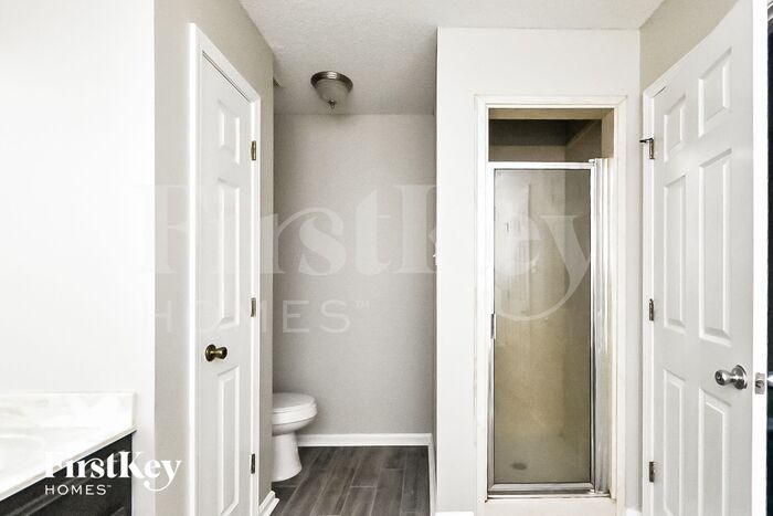 Building Photo - 275 Kings Dr