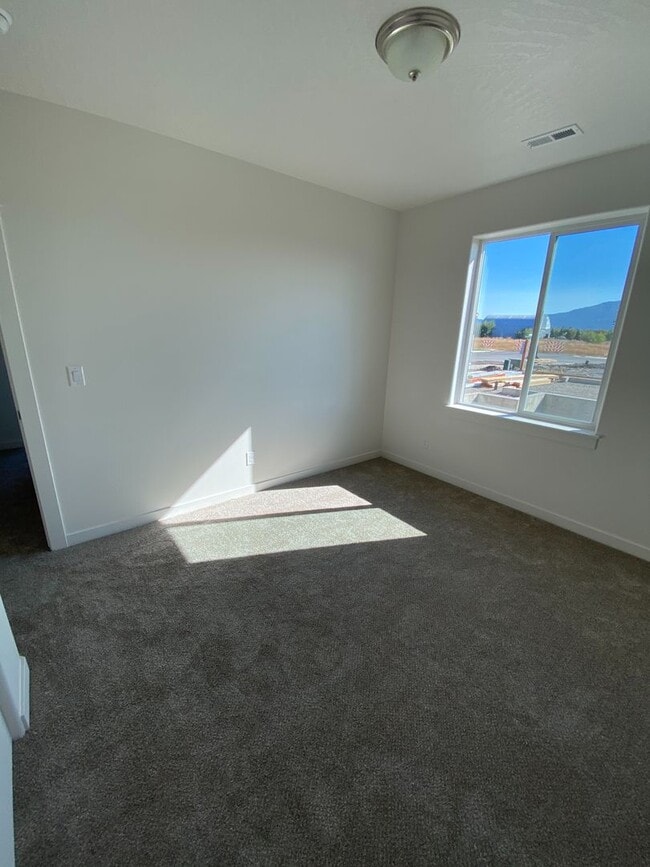 Building Photo - SINGLE FAMILY RANCHER ON ARROW LEAF (APP#146)