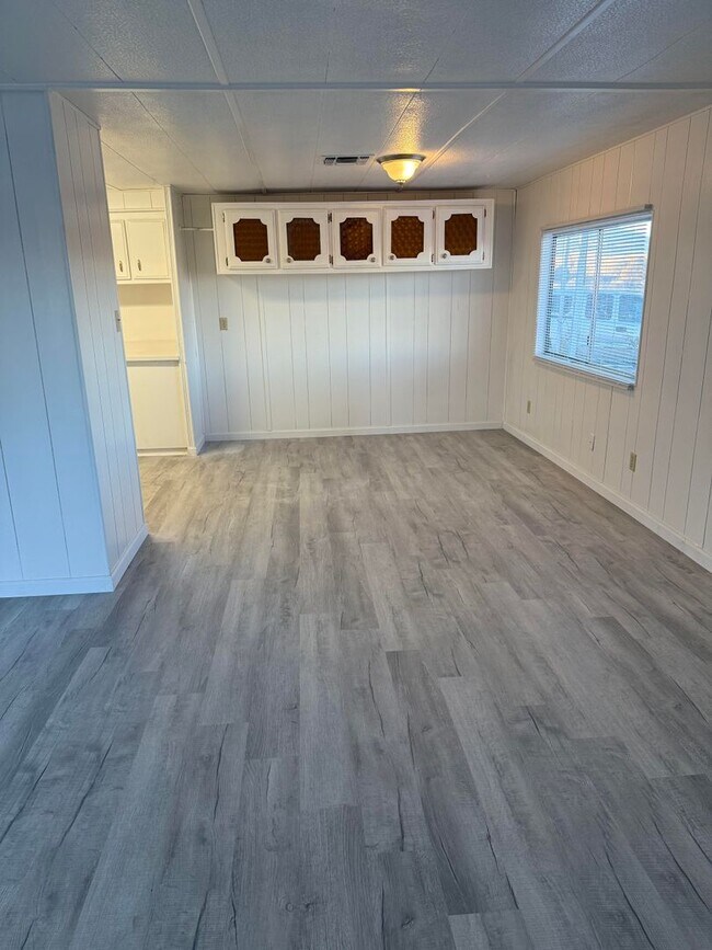 Building Photo - Corner Home with Willow Lake View