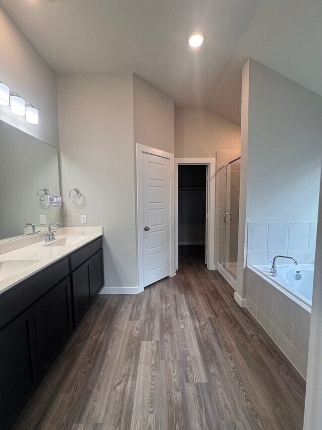 Building Photo - 5017 Evergreen Dr