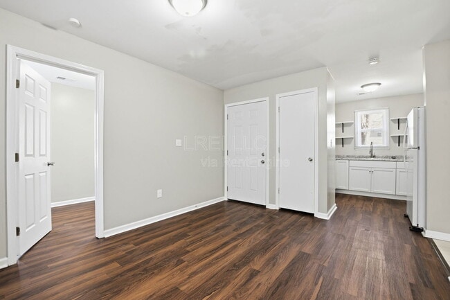 Building Photo - 2338 W Madison St