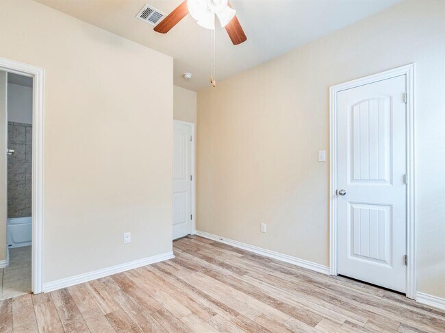 Building Photo - 327 Saffron Springs