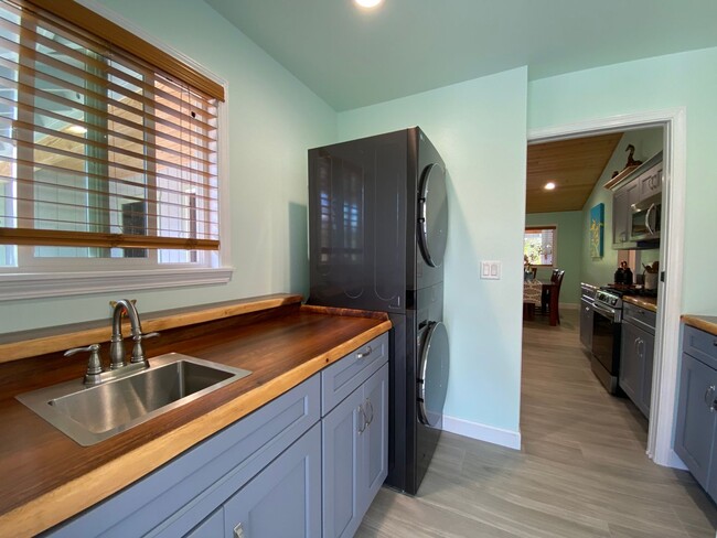 Building Photo - 3-Bed, 2-Bath Custom Furnished Home-Turn K...