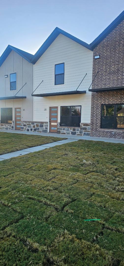 Building Photo - 211 E Lyndale Dr