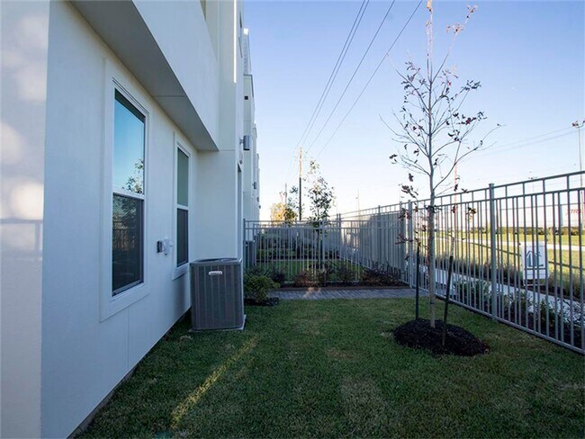 Building Photo - EaDo’s Most Exciting Place to Call Home!