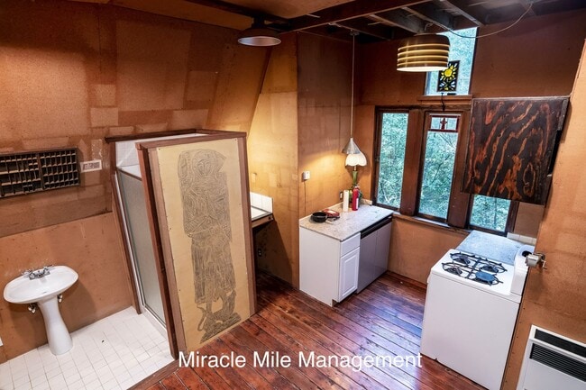 Building Photo - Unique Tudor Style Home with bonus cottage