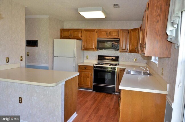 Building Photo - 818 Roundtree Pl