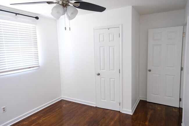 Building Photo - Charming 3/1.5 ranch style house!
