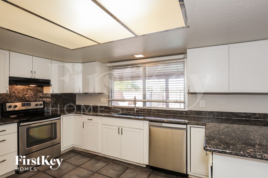 Building Photo - 4924 S Hazelton Ln