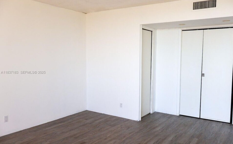 Building Photo - 20379 W Country Club Dr