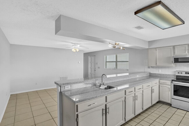 Building Photo - 208 Hopkins St