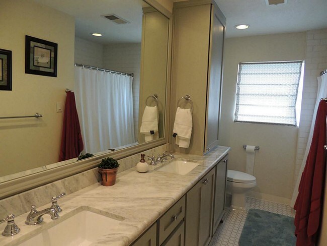 Building Photo - 8011 Meadowvale Dr
