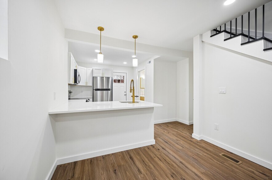 Building Photo - 1702 N Stillman St