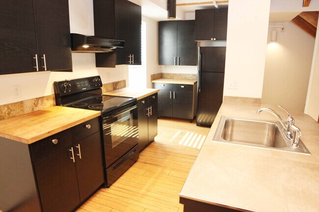 Building Photo - 318-320 W Myrtle