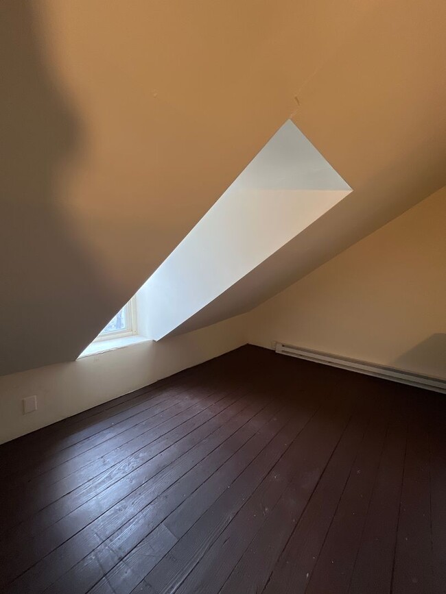 Building Photo - Spacious 3-bedroom home available for rent in Allentown available immediately