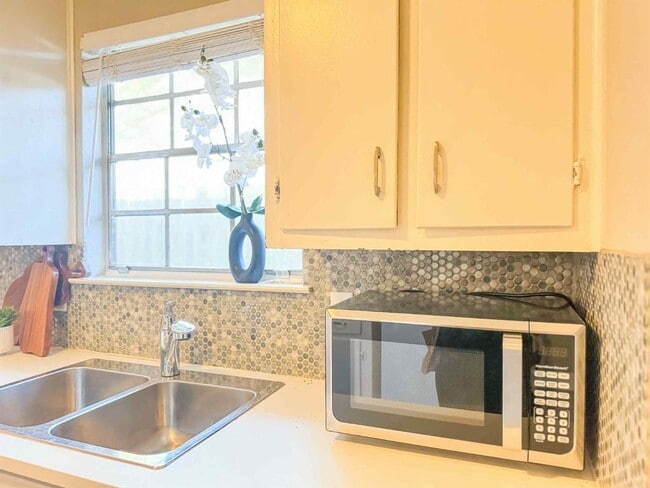 Building Photo - 1010 N Meadows Dr