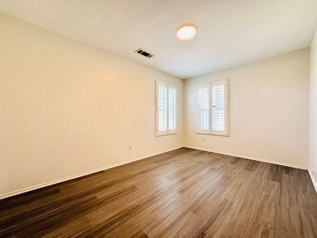 Building Photo - 44608 Avenida Linda