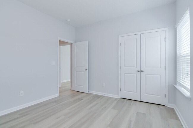 Building Photo - Like New Home - 4 Bed 3 Bath