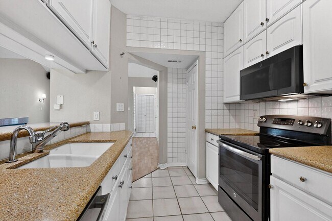 Building Photo - 3105 San Jacinto St