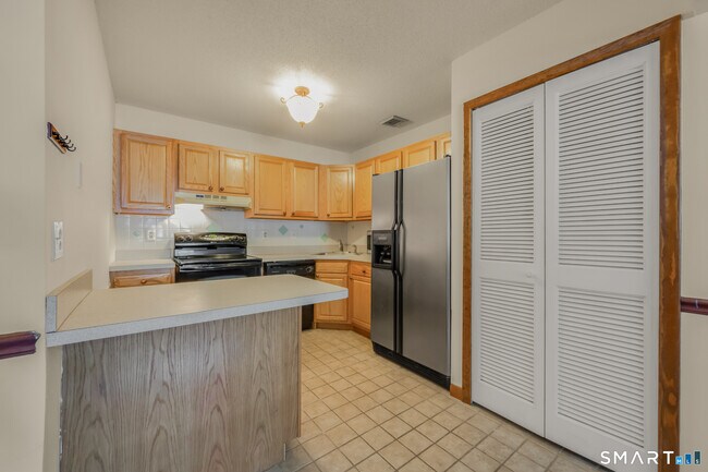 Building Photo - 1301 Twin Circle Dr