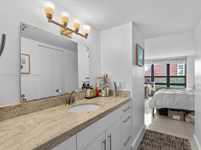 Building Photo - 1450 Brickell Bay Dr